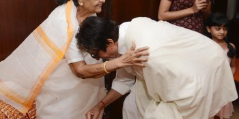 Bollywood Megastar Amitabh meets on-screen mother, seeks blessings on her 86th birthday