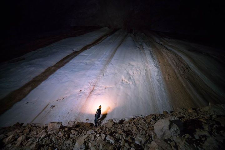 After five days and six nights without sunlight, six astronauts return to Earth’…