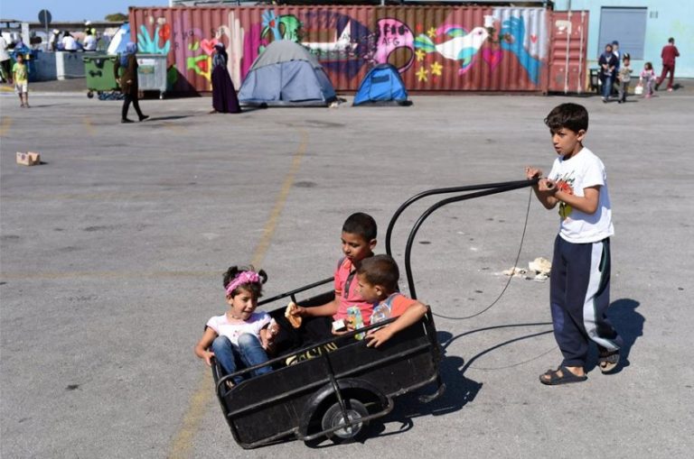 RT @unicefceecis: #Refugee children put their troubles aside for a moment to pla…
