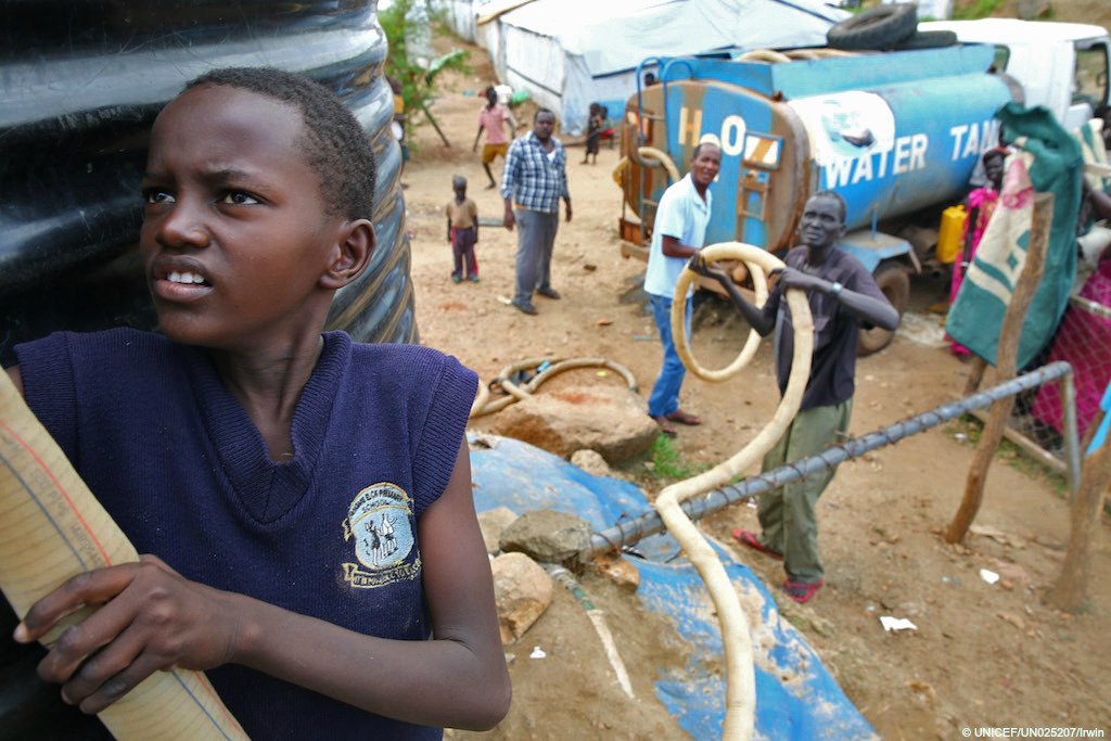 This displaced boy in #SouthSudan helps to get desperately needed water into a s…