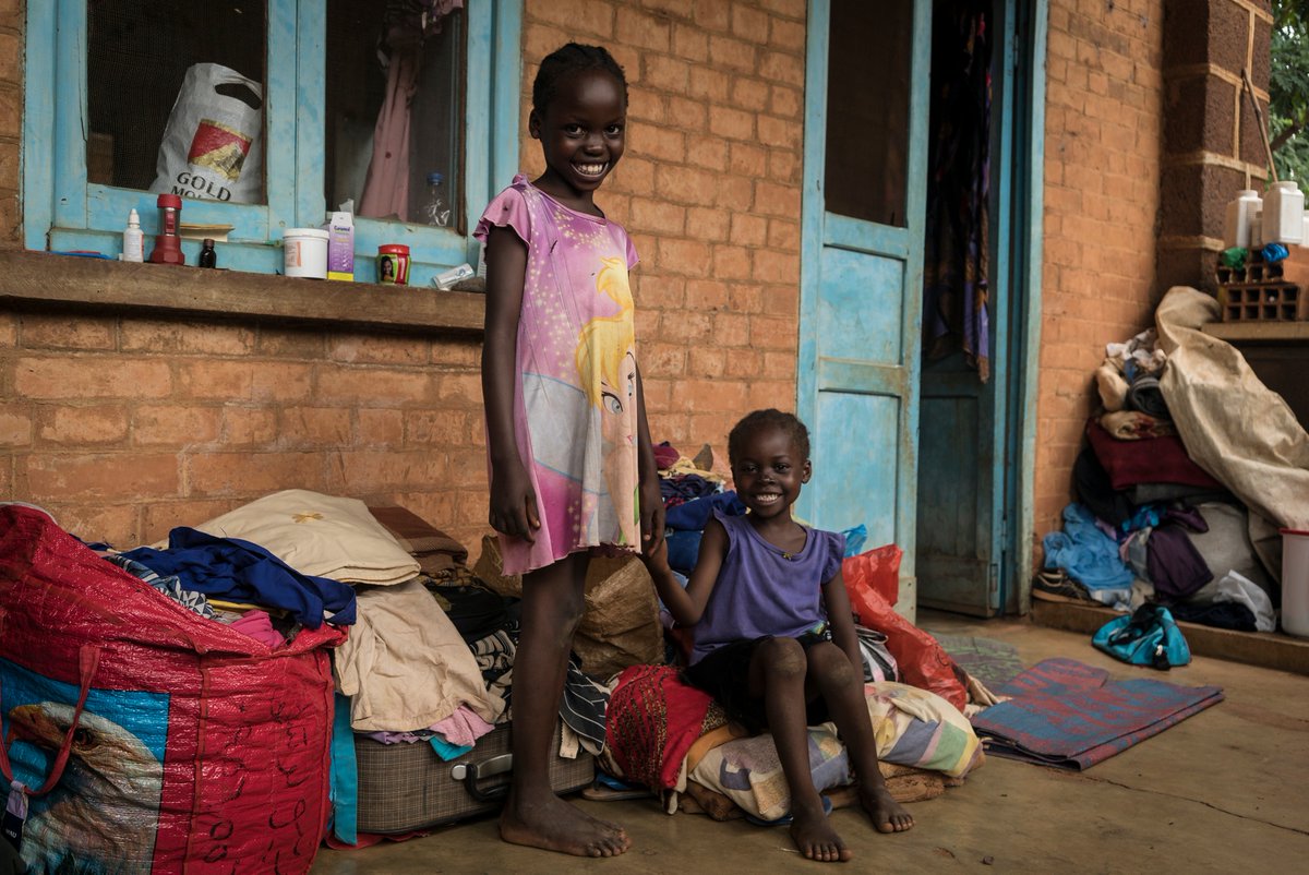 RT @unicefssudan: Displaced sisters Justia 8, & Elda 6, hv bn living outside…