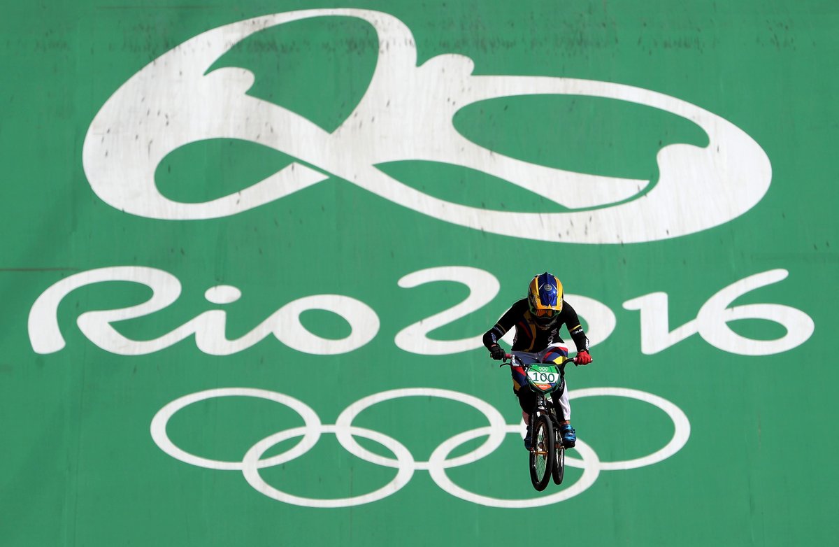 .@marianapajon (#COL) wins #gold in women’s #CyclingBMX ! She becomes the 1st fe…