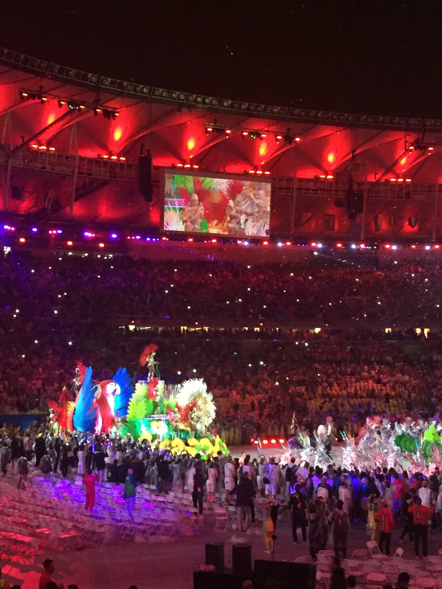 We say goodbye to #Rio2016 with a typical Carioca carnival! Beautiful!! ?? #Clos…