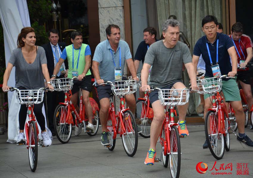 Argentine President @mauriciomacri and his spouse enjoy the West Lake on #Hangzh…