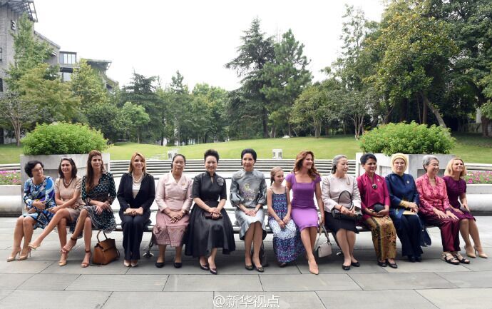 China’s 1st Lady Peng Liyuan accompanies spouses of #G20 leaders on a tour of Ch…