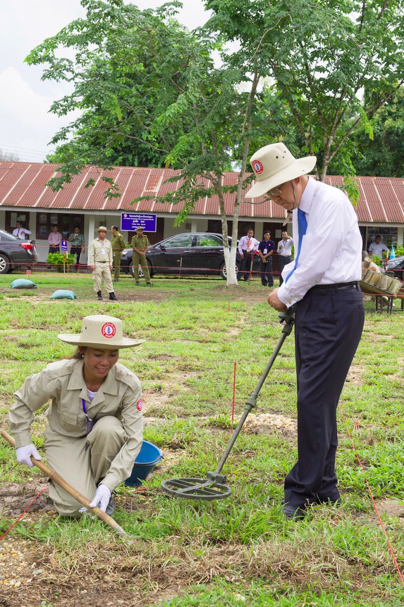 Ban Ki-moon visits demining training centre in #LaoPDR: let’s make #UXO a thing …