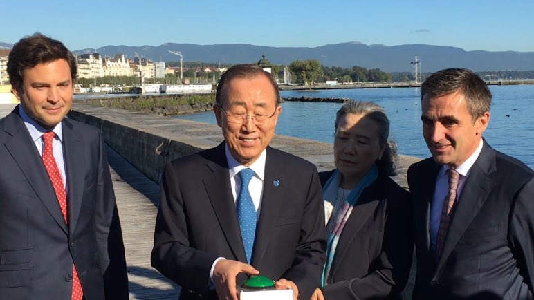 Ban Ki-moon allume le 
#JetdEau de Geneve. 
@SIG_Geneve …