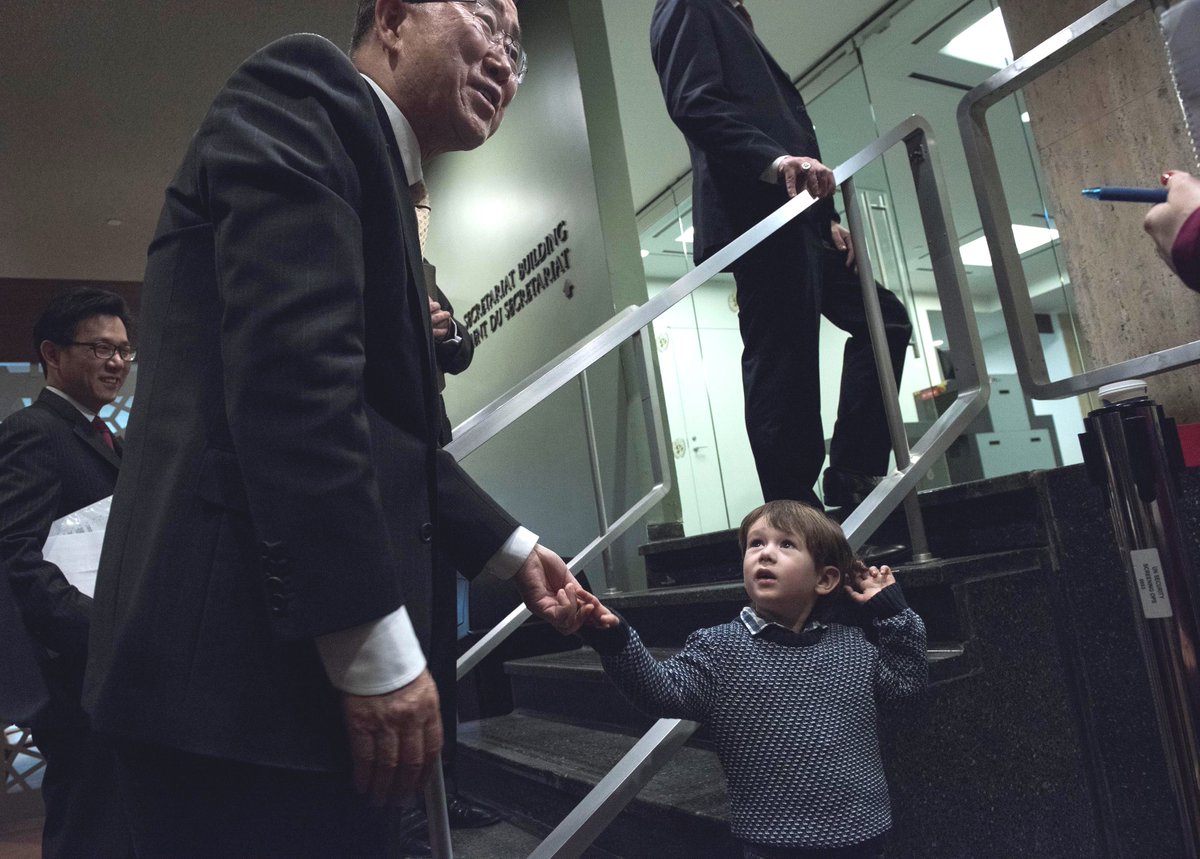 After facing the press, Ban Ki-moon stops to answer one more question from a ver…