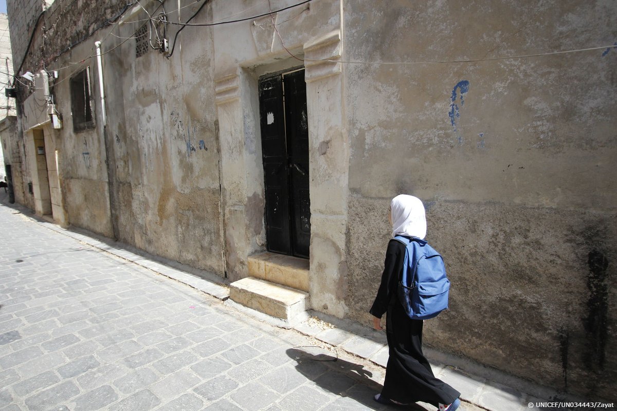 Children in war-torn #Syria risk their lives to go to school  …