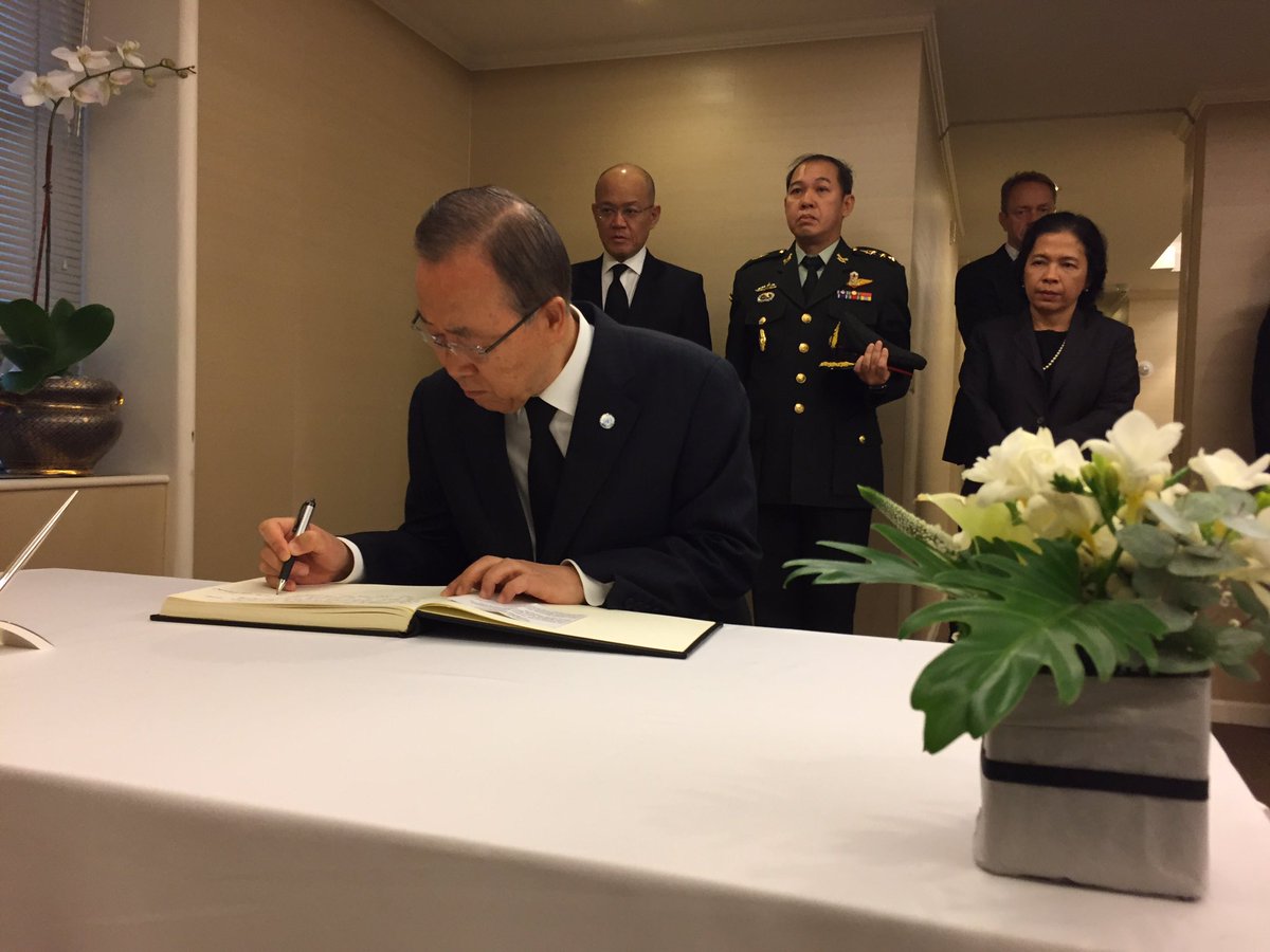 #UNSG Ban Ki-moon signs book of condolences, pays tribute to late King of #Thail…