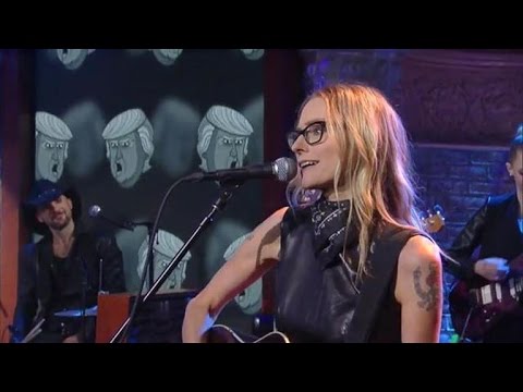 Aimee Mann Performs ‘Can’t You Tell’