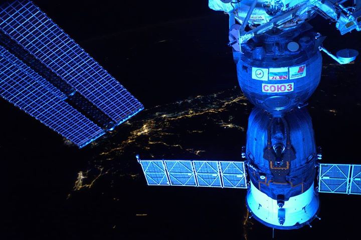 Received a few hours ago from ESA’s Thomas Pesquet!Soyuz and solar arrays over t…