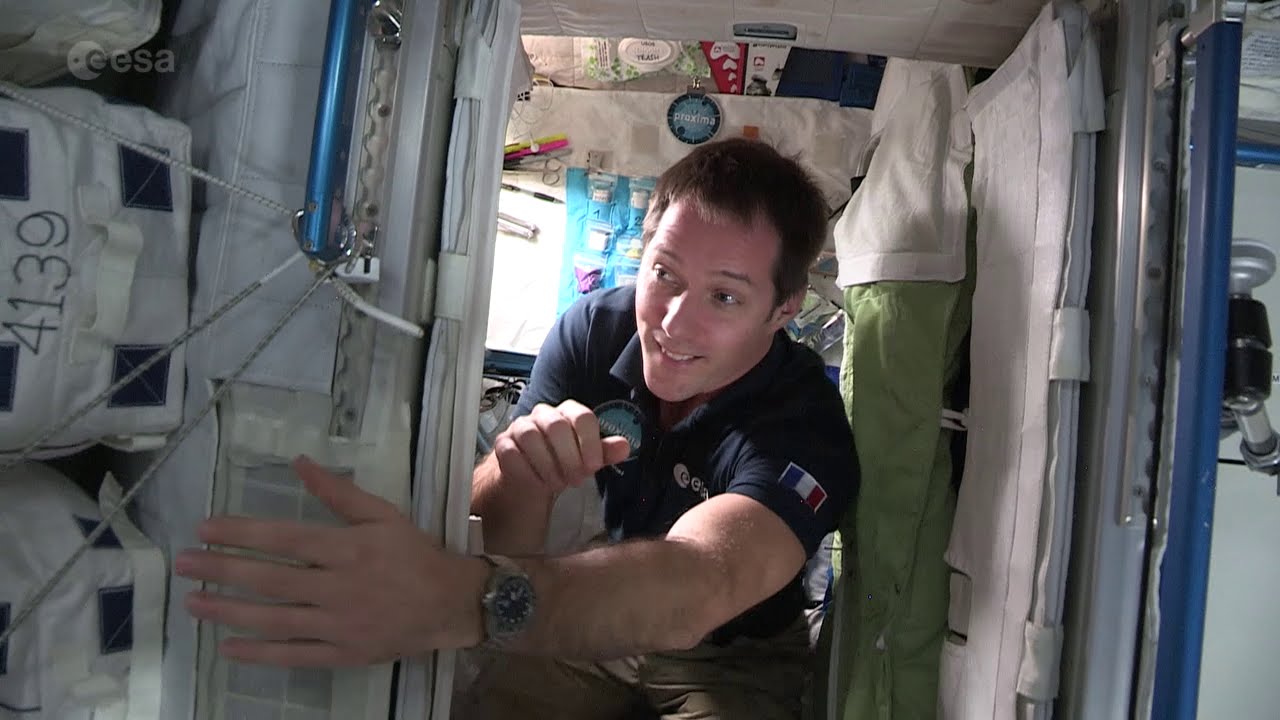 Where do astronauts sleep? Thomas Pesquet shows us his crew quarters in space!ES…