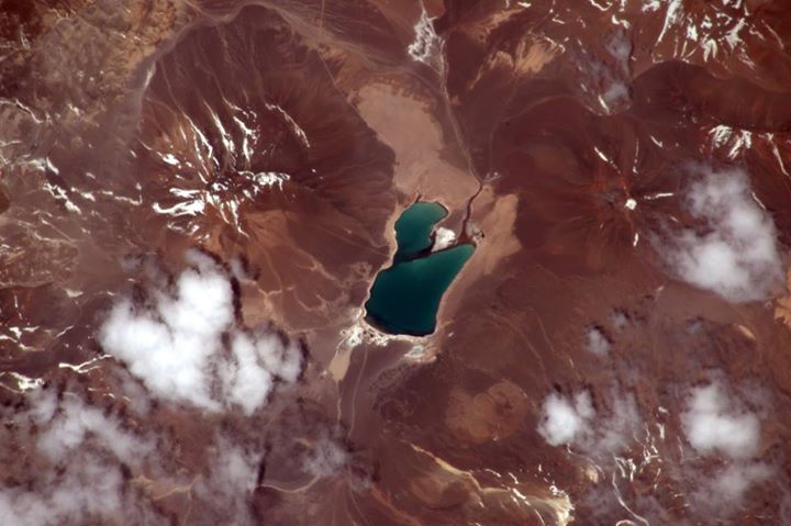 Un magnifique lac dans les Andes, entre le Chili et l’Argentin. Je n’ose même pa…