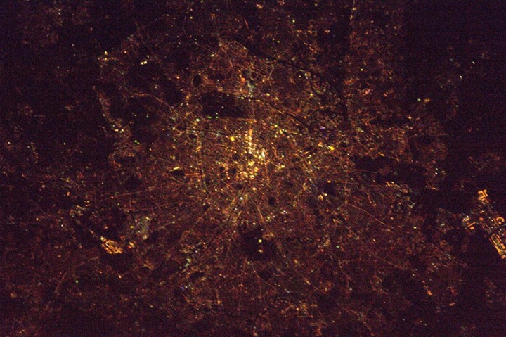 Closing in on Paris, not zoomed in enough, but spreading from Orly to Roissy air…