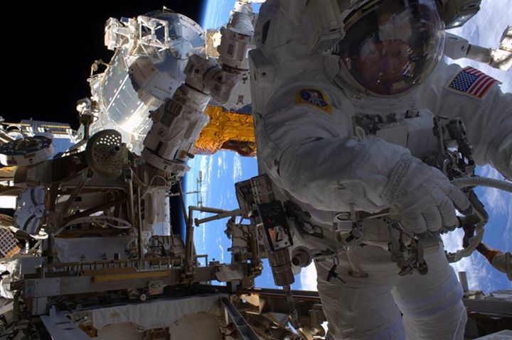 Working in space! Astronaut Peggy Whitson successfully insta…