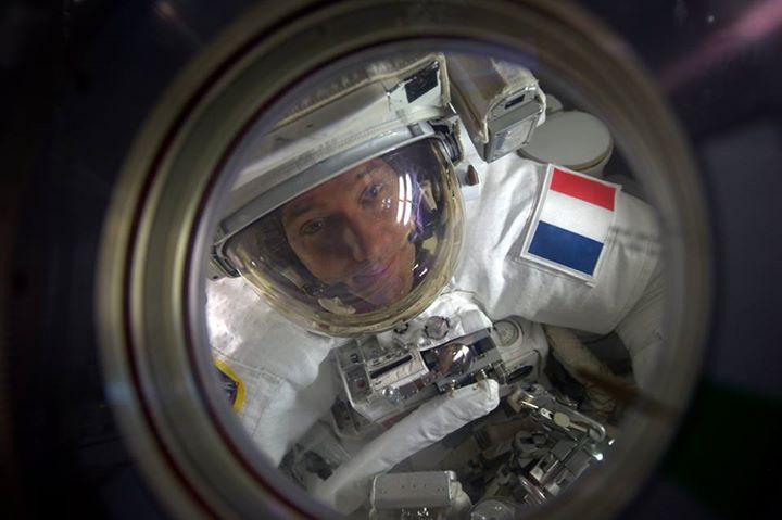 Peggy est une experte en sortie extravéhiculaire, non seulement parce qu’elle a …