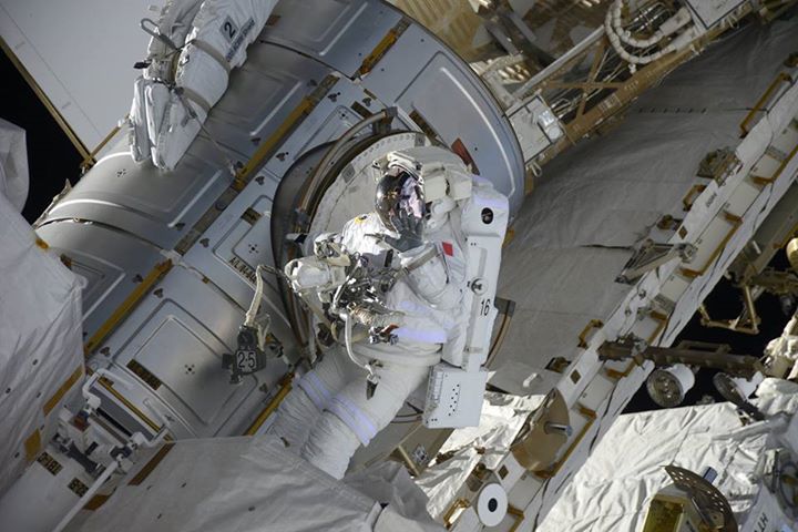 Juste avant de rentrer dans le sas à la fin de l’EVA, j’ai aperçu Oleg derrière …