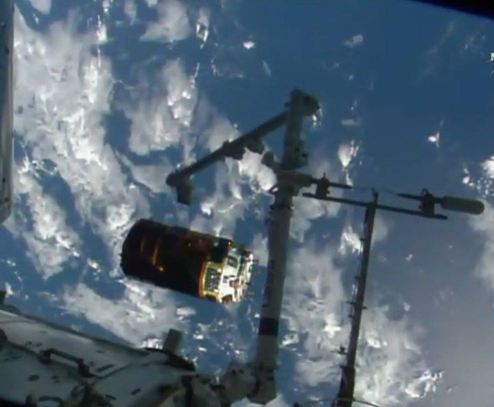 Last farewell: the Japanese  #HTV6 supply ship was released at 16:46 CET today a…