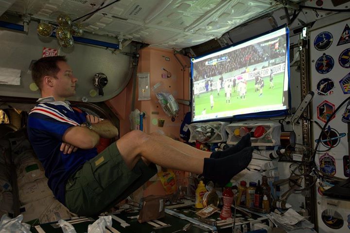 Allez les Bleus depuis la Station spatiale internationale ! Dire que certains do…