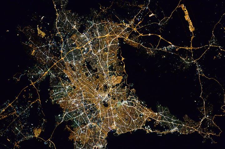 Athènes et Le Pirée la nuit. Vous voyez l’aéroport ? Moins évident à trouver au …