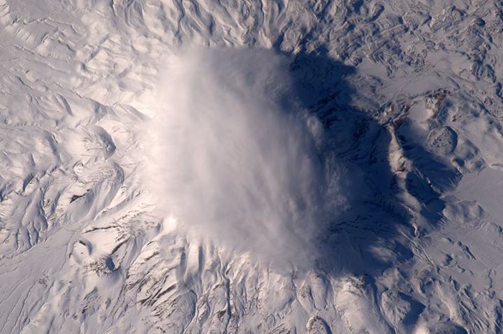 It looks like this mountain in Iran is wearing a hat of clouds

Blanc sur blanc …