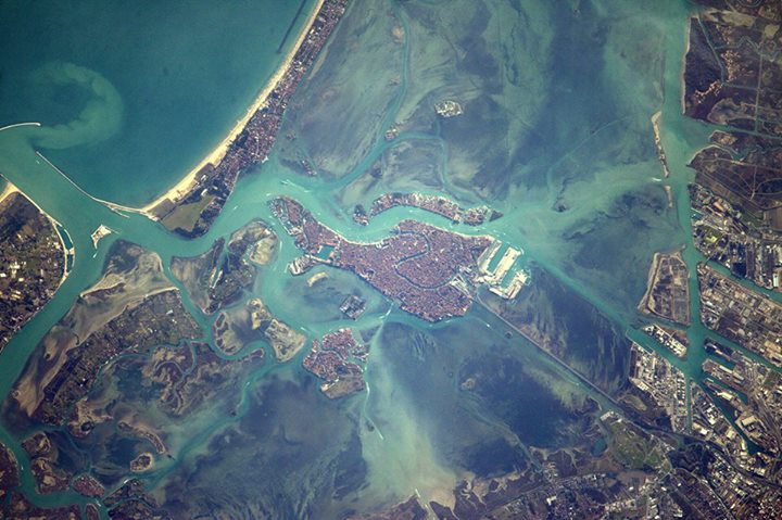 Venise, la cité des Doges – et des amoureux – dans sa lagune. On voit presque le…