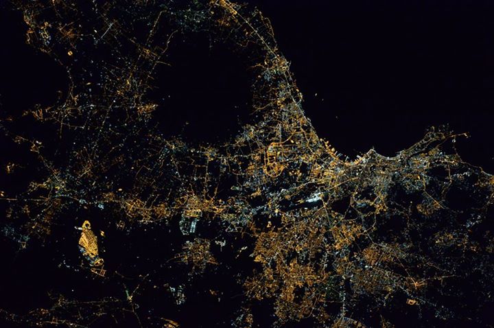 La ville de Naples : le trou noir au milieu est évidemment le Vésuve !  at night…