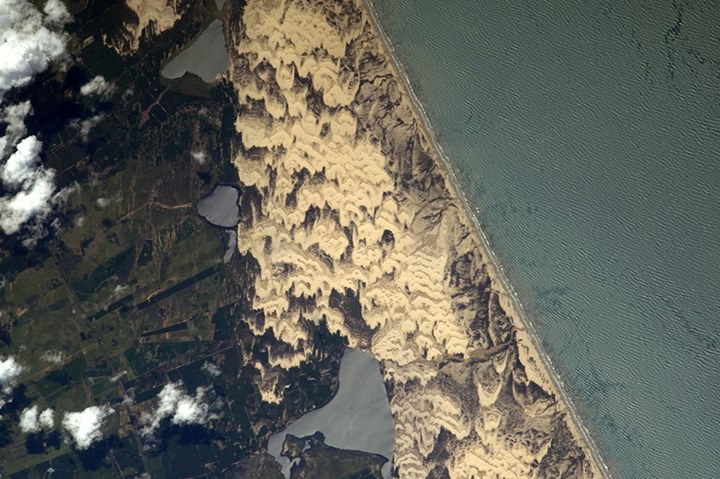 Le vent sculpte les dunes de sable sur une plage au sud du Brésil… probablement …