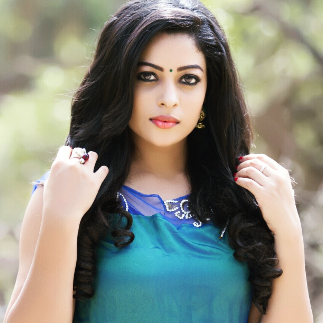 Miss South India -Best Smile Anjali Rao Turns Heroine