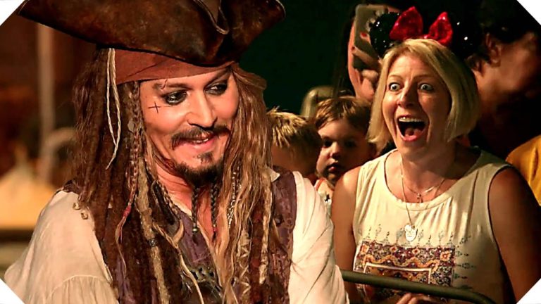PIRATES OF THE CARIBBEAN 5 – Johnny Depp Surprises Fans at Disneyland !