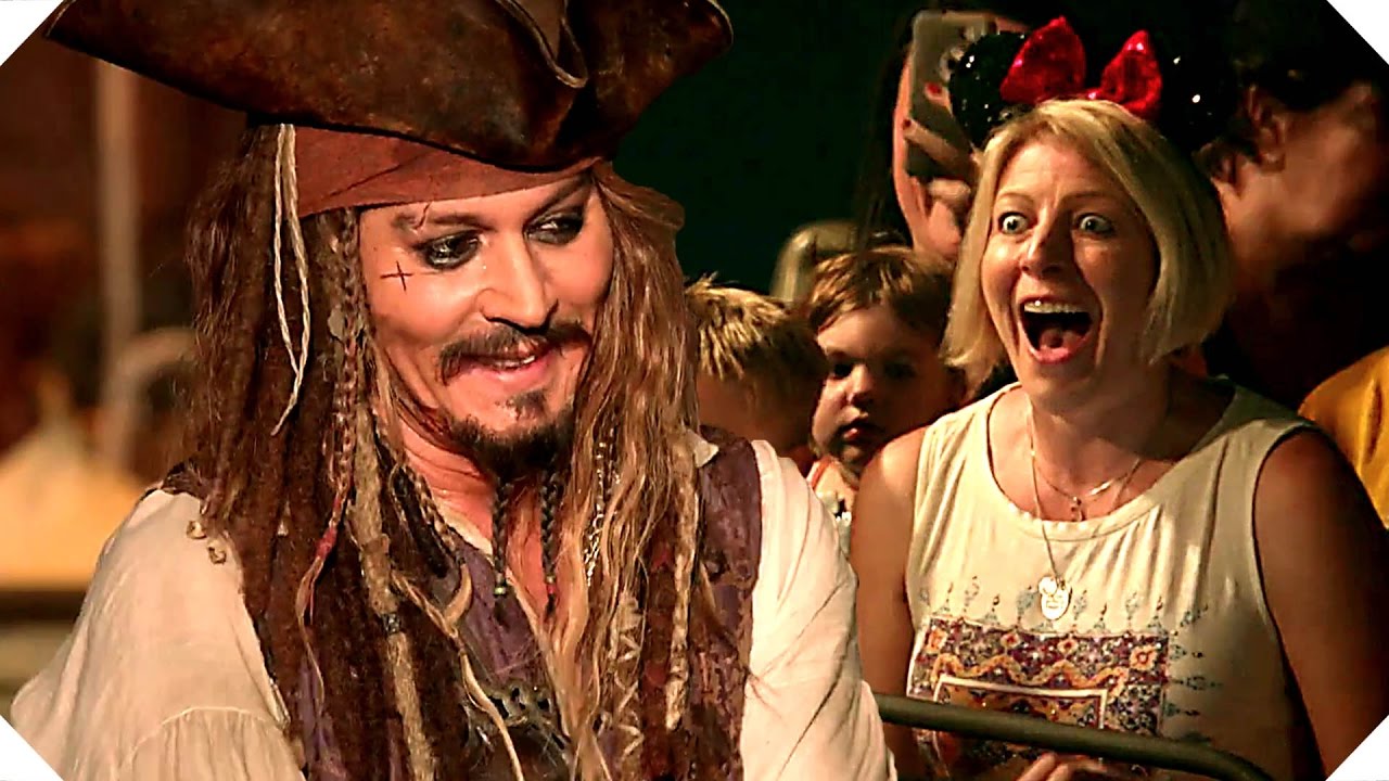 PIRATES OF THE CARIBBEAN 5 – Johnny Depp Surprises Fans at Disneyland !