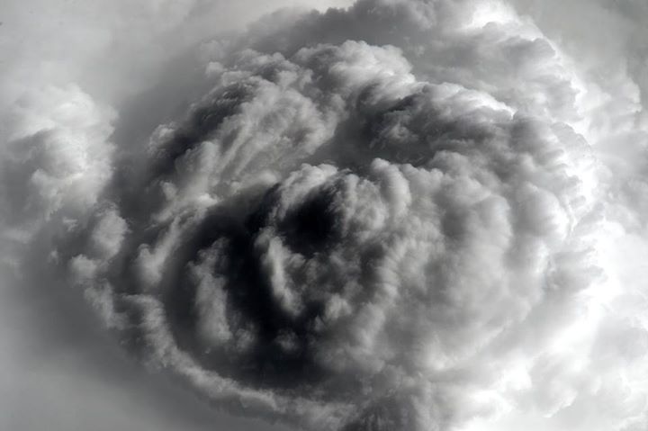 Un nuage tout aussi magnifique que menaçant au-dessus de la région des Grands La…