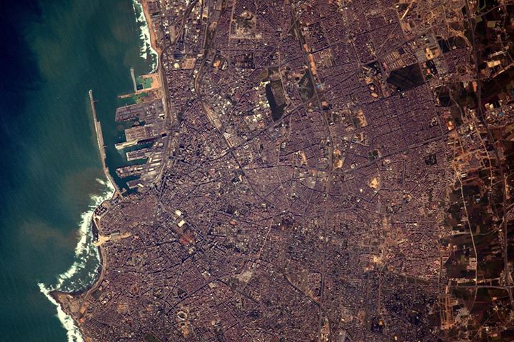 Of all the towns in all the world… ;-)La mer semble agitée à Casablanca, qui v…