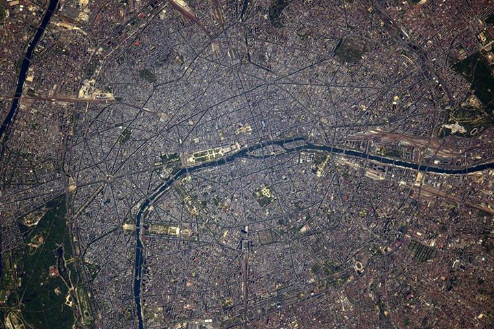 Ville de Paris sans nuages et l’ombre de la Tour Eiffel en l’honneur de ROLAND-G…