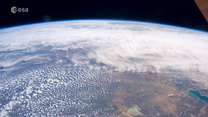 And it’s good night from us, and good night from him… ;-)Red into blue into gr…