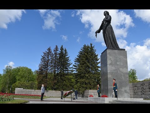 PM Narendra Modi visits Piskarovskoye Cemetery in St Petersburg, Russia