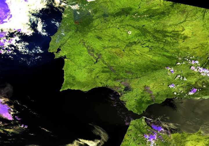 The Copernicus EU Sentinel-3 satellite also imaged  #Portugal with its temperatu…