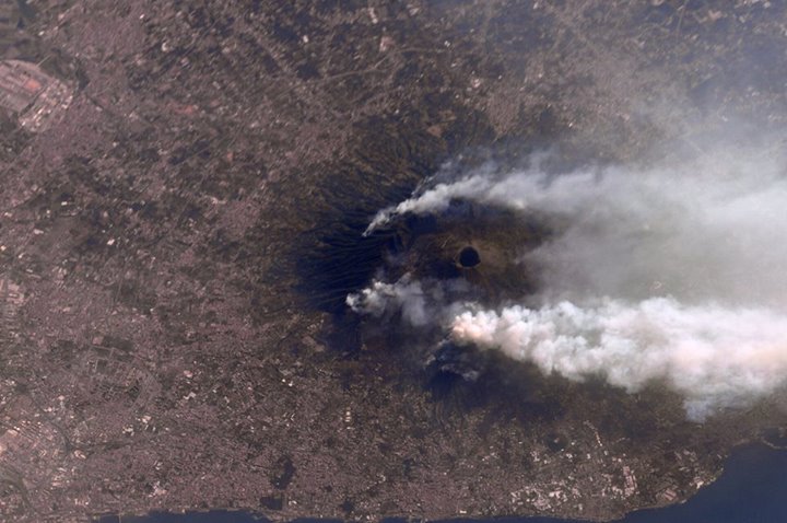 Les feux qui embrasent les flancs du Vésuve, sous l’objectif de Jack Fischer dep…