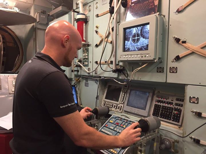 This is what cosmonauts do to manually dock an unmanned #Progress cargo ship to …