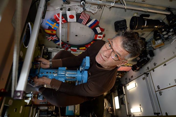 We get asked this all the time – ESA astronaut Paolo Nespoli shows you how!How d…