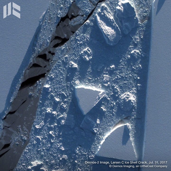 Amazing close-up images of iceberg  #A68 and the rift in Antarctic Larsen-C ices…