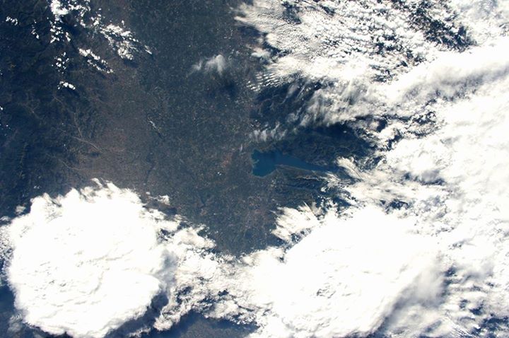 Buon appetito, Paolo Nespoli! ;-)Il Lago di Garda e… Una nuvola a forma di piz…