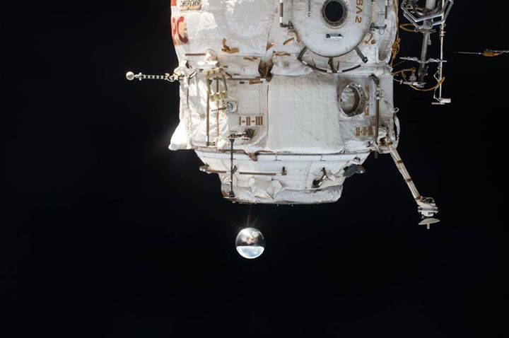 Shiny! Thank you Paolo Nespoli.While floating in space Космонавт Сергей Рязански…