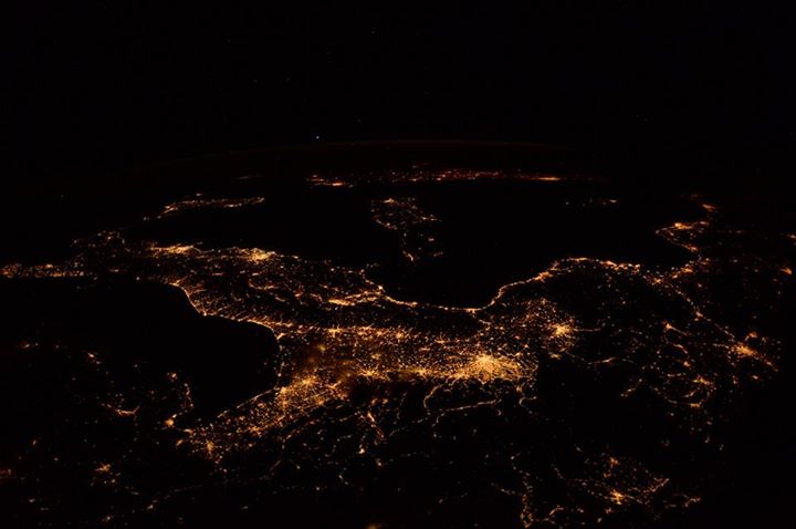 Milano e la Pianura Padana sembrano davvero un’unica gigantesca brillante ragnat…