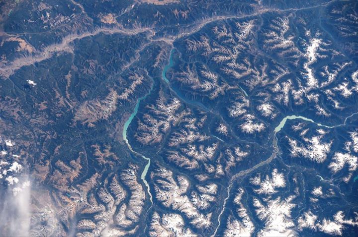 Columbia Britannica, Canada… i picchi leggermente innevati sembrano disegnare …