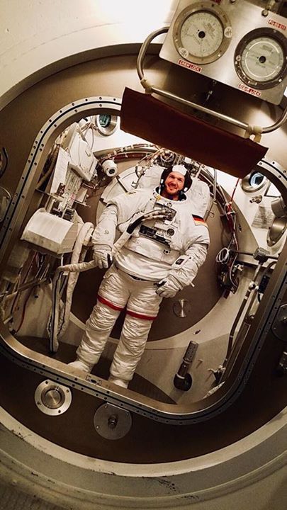 Just in from Alexander Gerst…Testlauf meines Raumanzuges in der Vakkumkammer. …