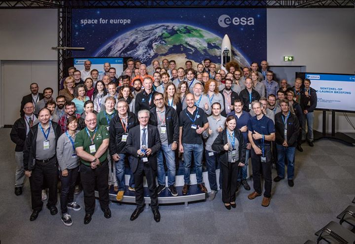 Some of Europe’s best!  #Sentinel5P Mission Control Team joined by industry, pro…