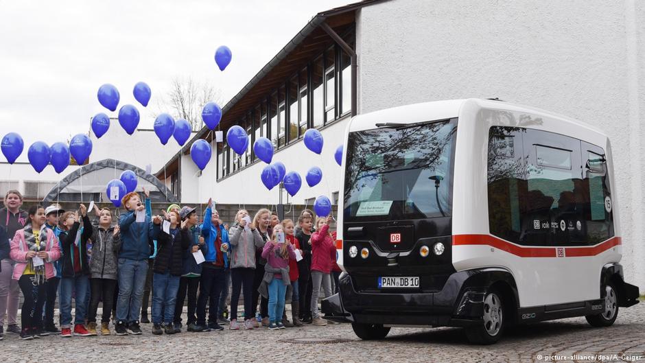 Self-driving bus starts first route in Germany | News | DW | 26.10.2017