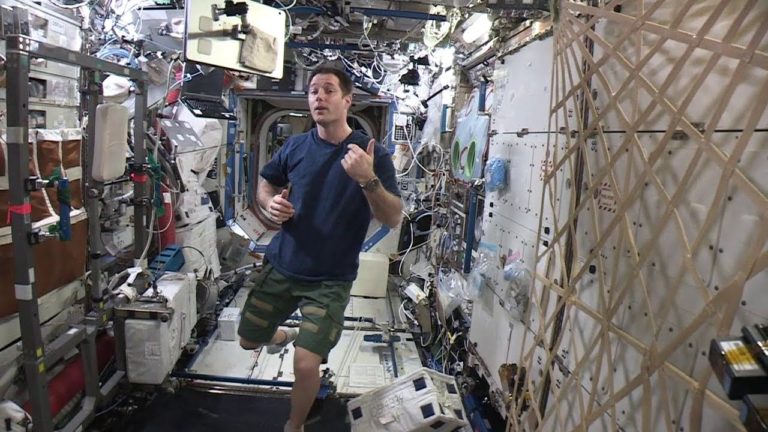 ESA Kids: Cutting hair and nails in space